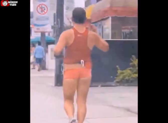Video :A man does sports while sporting seductive, ultra-maxi shorts
